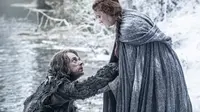 Alfie Allen sebagai Theon Greyjoy dan Sophie Turner sebagai Sansa Stark dalam Game of Thrones (HBO)