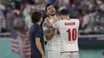 Gelandang Iran Saeid Ezatolahi menangis usai kalah dari Amerika Serikat pada akhir laga pamungkas Grup B Piala Dunia 2022 di Stadion Al Thumama, Rabu (30/11/2022) dini hari WIB. Iran gagal ukir sejarah melaju ke babak 16 besar setelah kalah tipis 0-1 lawan Amerika Serikat. (AP Photo/Ebrahim Noroozi)