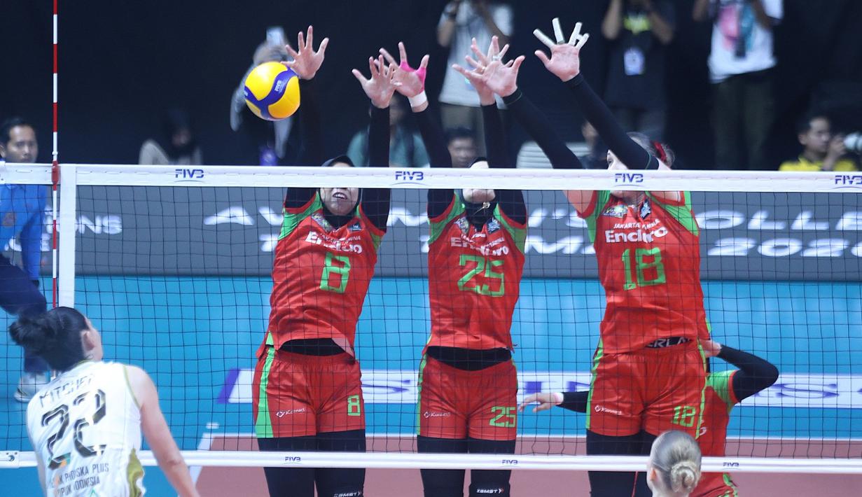 Para pemain Jakarta Pertamina Enduro melakukan blok pada pertandingan melawan Gresik Phonska Plus Pupuk Indonesia di GOR Sritex Arena Solo, Kamis (9/4/2026). (Dok. PBVSI)