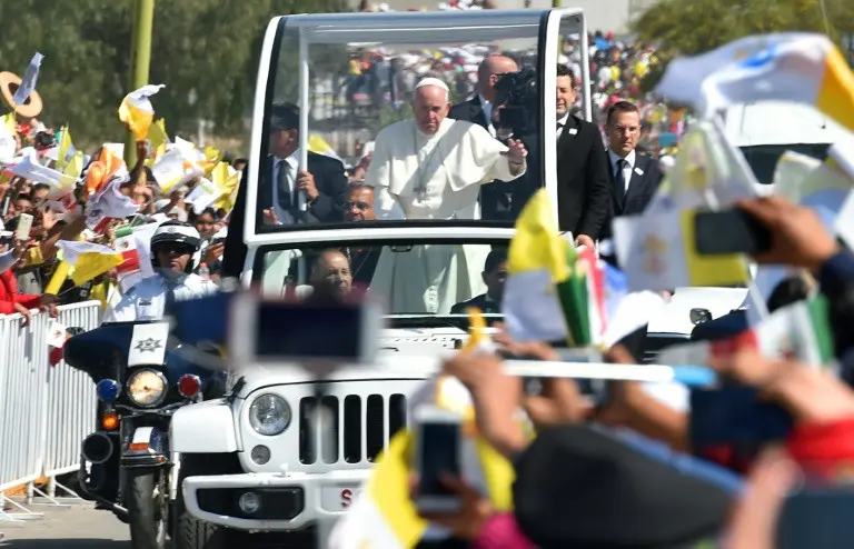 Kedatangan Paus Fransiskus ke Ecatepec, Meksiko sebagai upaya menekan angka kriminal disambut banyak warga pada 14 Februari 2016 (AFP)