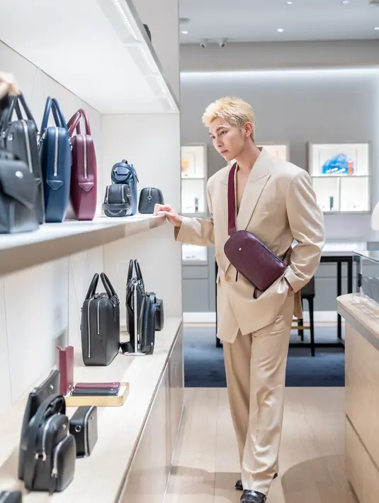 <p>Penampilan Mew Suppasit kian maksimal dengan body bag koleksi terbaru dari Montblanc. Berwarna coklat marun, terlihat kontras dan apik. [ Foto: dok Montblanc ]</p>