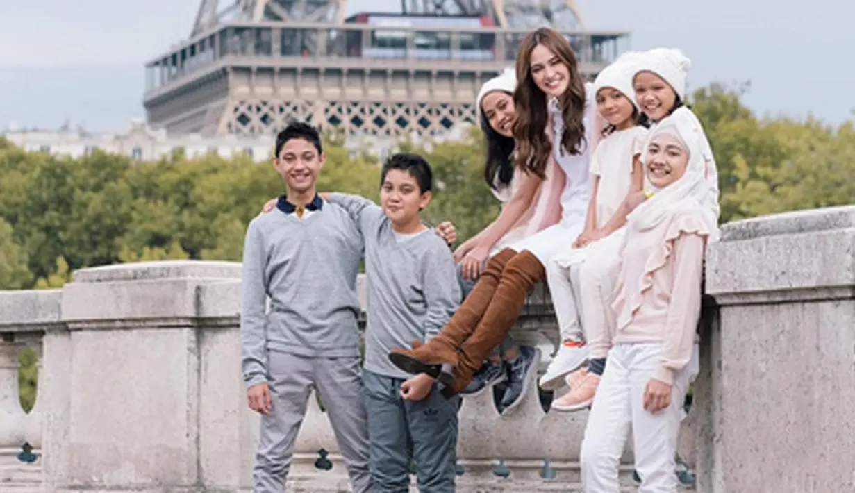 Kebahagiaan tengah dirasakan oleh Shandy Aulia. Pasalnya, mimpi mengajak saudara kandungnya berlibur akhirnya terwujud. Berbagi kebahagiaan dengan saudara muslim. (Instagram/shandyaulia)