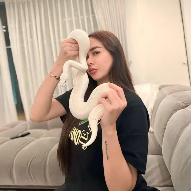 6 Potret Aura Kasih Bareng Ular Putih Peliharaannya yang Eksotis, Bikin Merinding