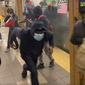 Penumpang berlari dari gerbong kereta bawah tanah di sebuah stasiun di wilayah Brooklyn, New York, Amerika Serikat, 12 April 2022. Seorang pria bersenjata memenuhi kereta bawah tanah pada jam sibuk dengan asap dan menembak beberapa orang. (Will B Wylde via AP)