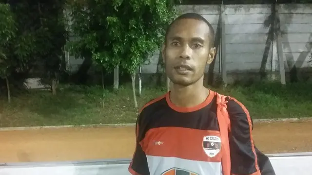 Ruben Sanadi ikut memeriahkan laga amal untuk Alfin Tuasalamony yang digelar Sabtu (11/7/2015). (Bola.com/Sisbrianto Guntar)
