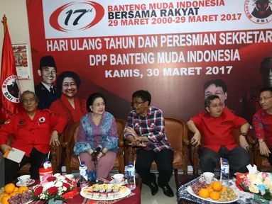 Ketum PDIP, Megawati Soekarnoputri dan Cawagub DKI, Djarot Saiful Hidayat menghadiri acara HUT Banteng Muda Indonesia ke-17 serta peresmian Kantor DPP Banteng Muda Indonesia (BMI) di kawasan Menteng, Jakarta, Kamis (30/3). (Liputan6.com/Helmi Afandi)