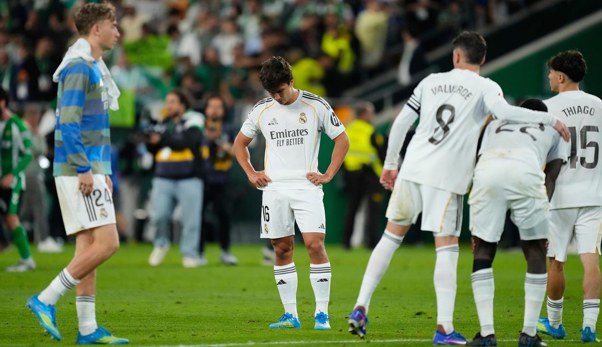Skor imbang 1-1 membuat Real Madrid semakin sulit mengejar pimpinan klasemen Liga Spanyol saat ini, Barcelona. Mereka kini bertengger di posisi dua dengan raihan 74 poin atau terpaut delapan angka dari Blaugrana. (AP Photo/Jose Breton)