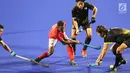 Atlet hoki Indonesia berebut bola saat bertanding melawan Jepang dalam babak penyisihan hoki putra Asian Games di Lapangan Hoki Gelora Bung Karno, Jakarta, Rabu (22/8). Indonesia kalah dengan skor 1-3. (Liputan6.com/Fery Pradolo)