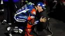 Pebalap Movistar Yamaha, Jorge Lorenzo, mencium ban motornya setelah menjuarai balapan MotoGP Qatar di Sirkuit Losail, Senin (21/3/2016) dini hari WIB. (EPA)