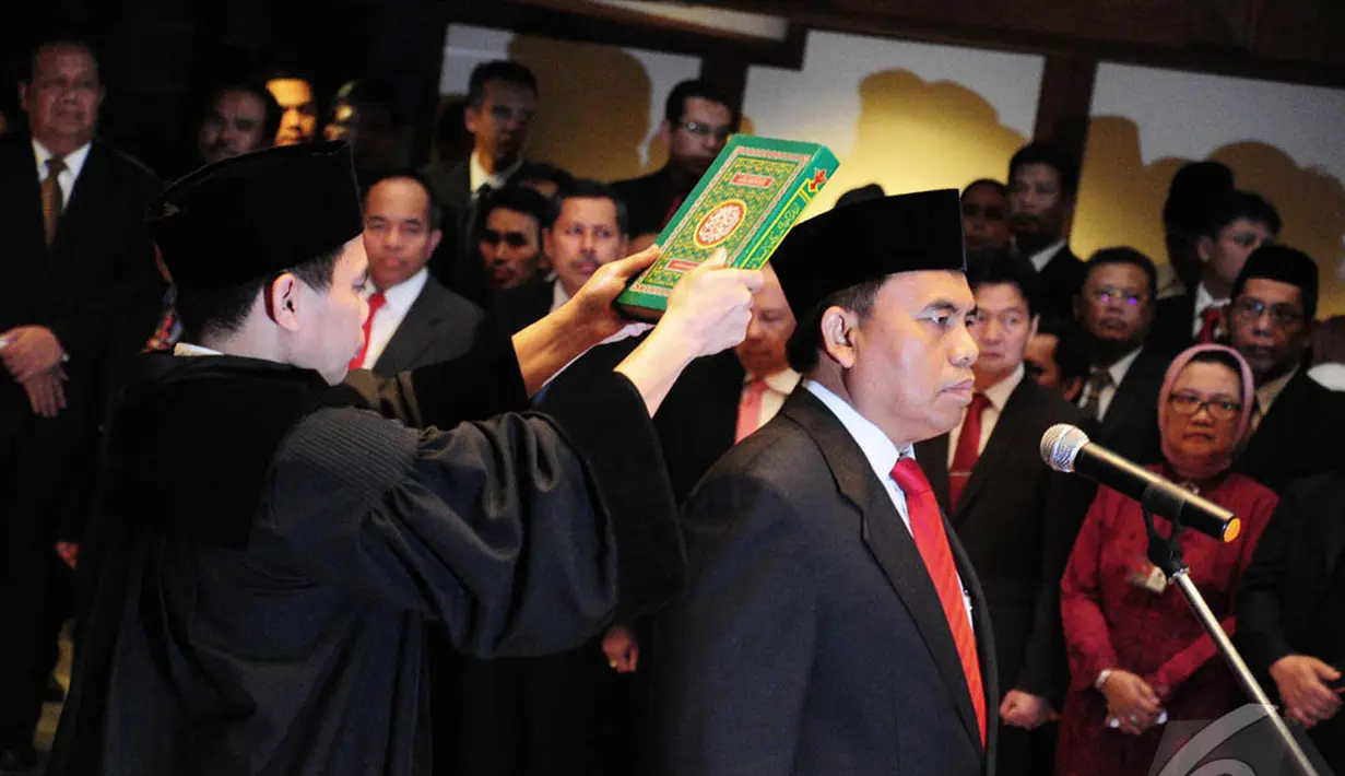 Saefullah resmi dilantik Plt Gubernur DKI Jakarta Basuki Tjahaja Purnama (Ahok) menjadi Sekda DKI Jakarta yang baru, Jakarta, Jumat (11/7/2014) (Liputan6.com/Faizal Fanani)