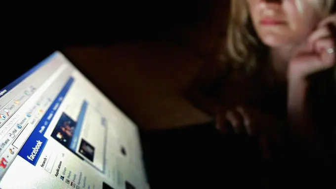 [Bintang] Sederhana, Begini Cara Melihat Siapa yang Kepoin Facebook Kamu!