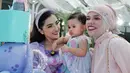 Geni Faruk memilih kenakan setelan blus dan rok panjang dengan hijab simple berwarna peach pastel [@genifaruk]