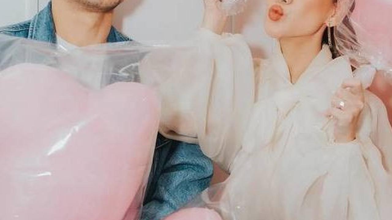 Perayaan Valentine pertama sebagai suami istri membuat momen Tiko Aryawardhana dan Bunga Citra Lestari lebih berkesan.