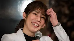 Pegulat wanita asal Jepang,  Saori Yoshida tersenyum saat konferensi pers pengunduran dirinya di Tokyo (10/1). Peraih medali emas Olimpiade tiga kali ini pensiun dari gulat setelah 33 tahun berkarir. (AFP Phot/Behrouz Mehri)