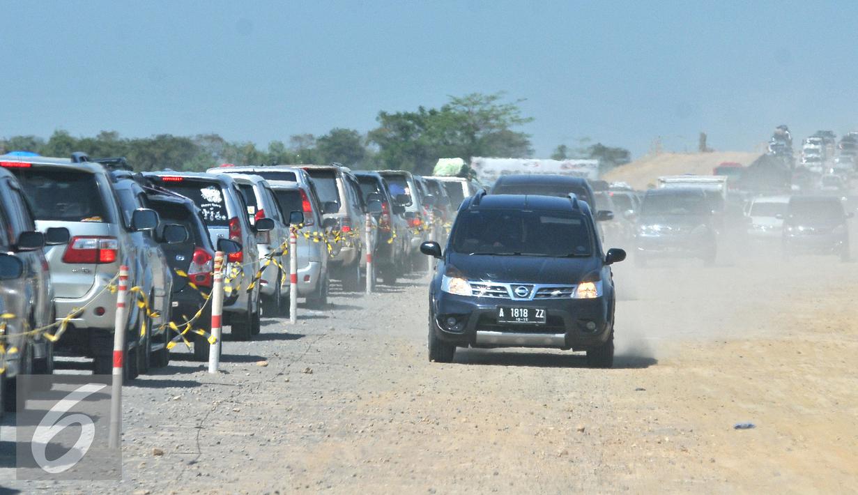 Antrean panjang di jalan Tol Pejagan-Pemalang, Banjar Anyar, Brebes, Jawa Tengah, Kamis (16/7/15). volume kendaraan pemudik yang menuju Jawa Tengah pada Rabu pagi mengalami peningkatan signifikan. (Liputan6.com/Herman Zakharia)