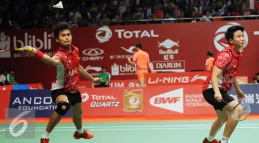 Pasangan ganda campuran Indonesia, Tontowi Ahmad/Liliyana Natsir saat melawan R Kargaev/E Bolotova (Rusia) di Total BWF Championships 2015 di Jakarta, Selasa (11/8/2015). Tontowi Ahmad/Liliyana Natsir unggul 21-11, 21-11. (Liputan6.com/HelmiFithriansyah)