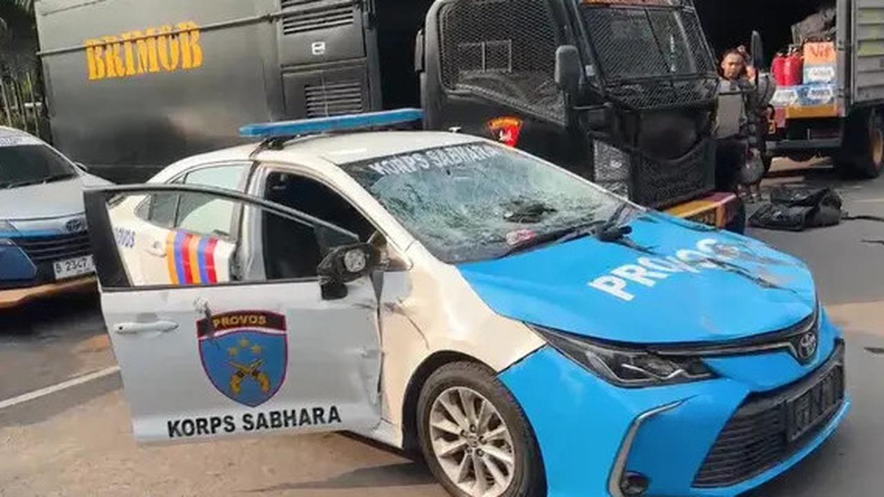 Detik-detik Mahasiswa Kepung Polda Metro Jaya, Mobil Provost Rusak Parah Diamuk Massa