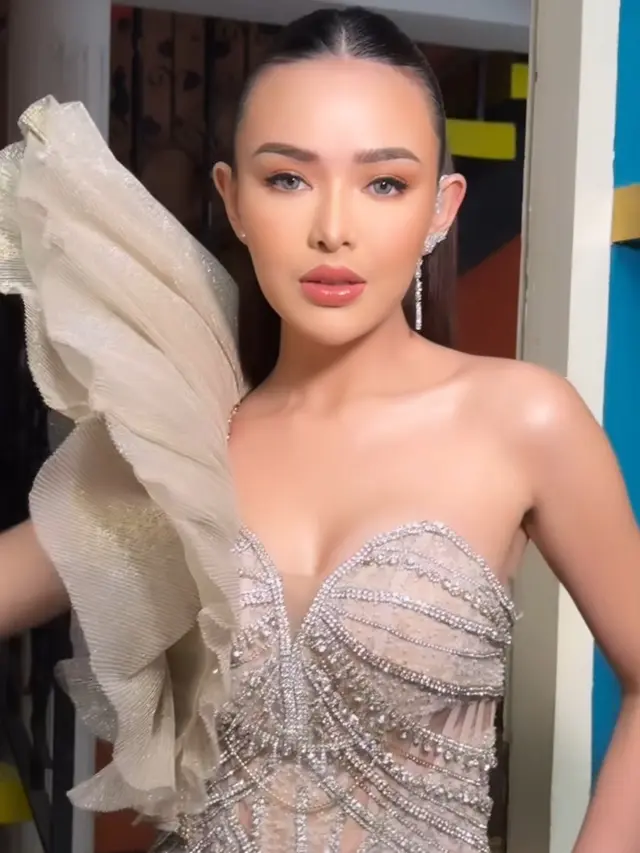 Amanda Manopo Dibalut Gaun Siluet Sayap. [@bennusorumba]