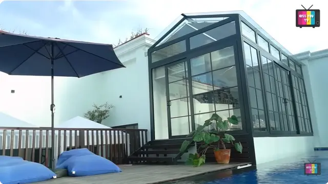 7 Potret Rooftop Rumah Eko Patrio, Kolam Renang Mewah hingga Lift Makanan Canggih