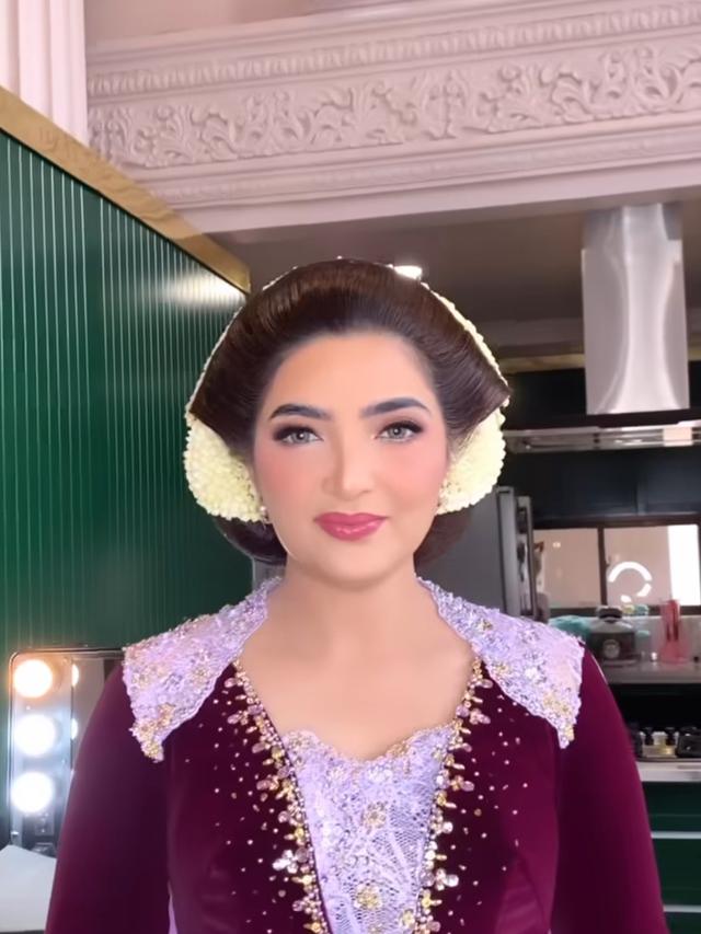 Gaya Ashanty di Acara Mitoni Aurel