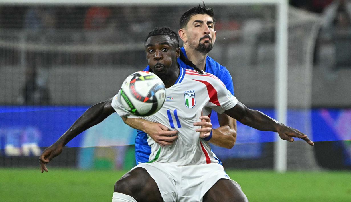 Gol kemenangan Italia masing-masing dicetak oleh Davide Frattesi pada menit ke-38 dan Moise Kean (62’). (Attila KISBENEDEK/AFP)