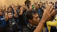 Sejumlah pendukung Inter Milan bersorak-sorai pada Gathering Nasional Inter Club Indonesia (ICI) IV di Bali, Jumat (28/8/2015). Kegiatan itu berlangsung dari 28 hingga 30 Agustus. (Bola.com/Vitalis Yogi Trisna) 