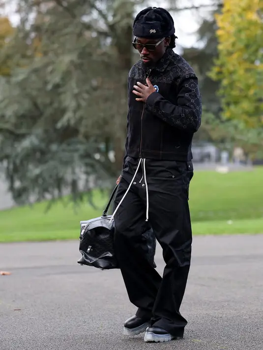 Gelandang timnas Prancis, Manu Kone saat tiba di Clairefontaine-en-Yvelines pada 11 November 2024. (FRANCK FIFE/AFP)