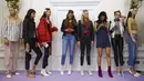 Model bermain gadgetnya saat menunggu di belakang panggung jelang membawakan busana karya Peter Pilotto pada hari ketiga The London Fashion Week Women's di London, Inggris (17/9). (AFP Photo/Niklas Halle'n)