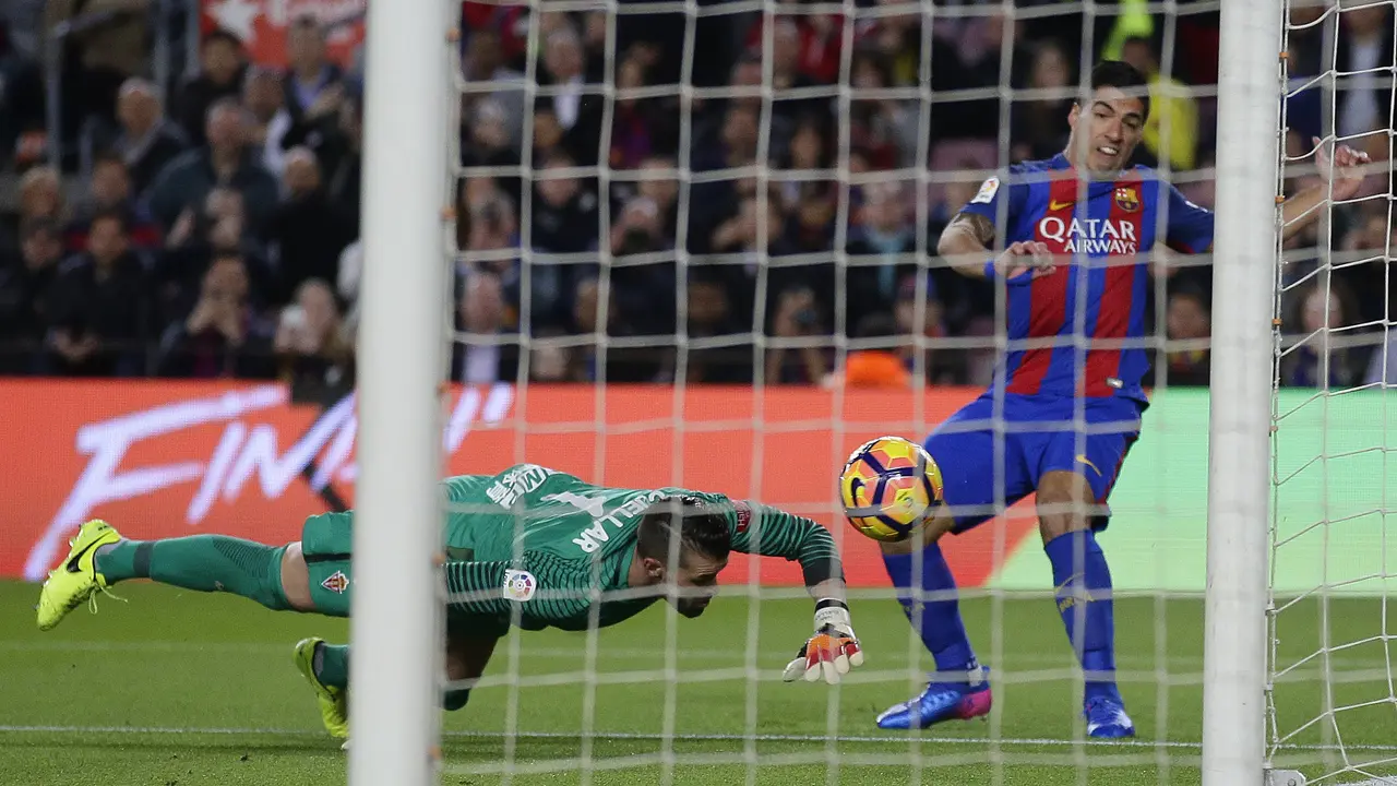 Striker Barcelona Luis Suarez (kanan) mengancam gawang Sporting Gijon yang berujung gol bunuh diri Juan Rodriguez pada laga di Camp Nou, Kamis (2/3/2017). 