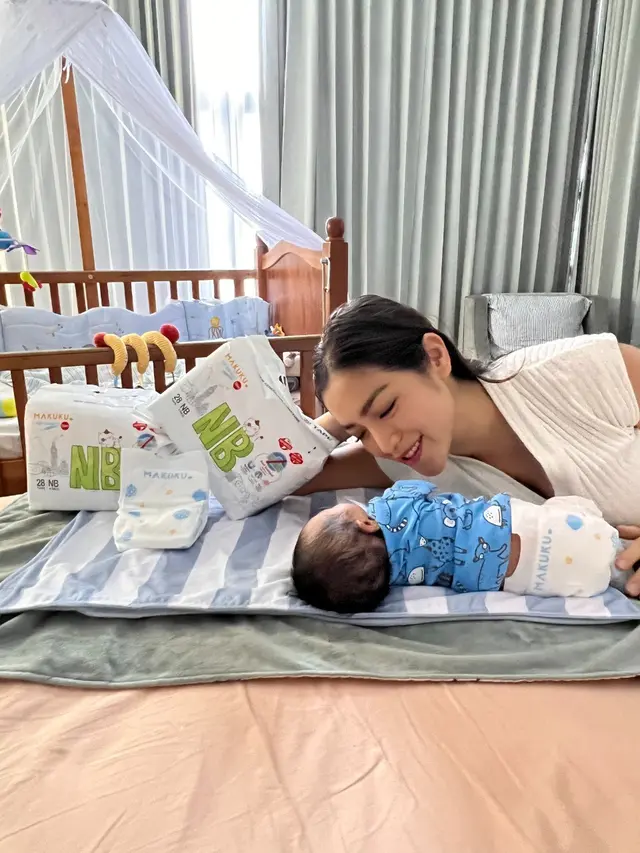 Potret Jessica Iskandar Gendong Anak ke-2, credit: Instagram @inijedar