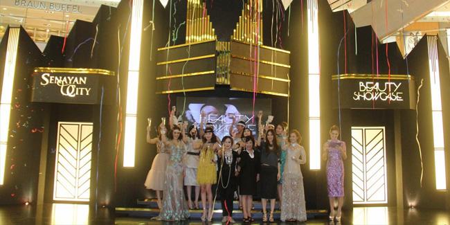 Wine-toast menandakan pembukaan acara Senayan City Beauty Showcase 2013