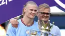 Manchester City baru saja mencatatkan hattrick gelar Liga Inggris setelah menjuarai musim 2022/2023. Dengan raihan gelar pada musim ini, ada banyak pemain Manchester City yang tercatat telah mengoleksi lebih dari satu gelar juara Liga Inggris bersama The Citizens. Sebaliknya, ada juga 5 pemain yang baru didatangkan pada musim 2022/2023 yang langsung meraih gelar perdana Liga Inggris bersama Manchester City. Siapa saja? Berikut daftar kelimanya. (PA via AP Photo/Martin Rickett)