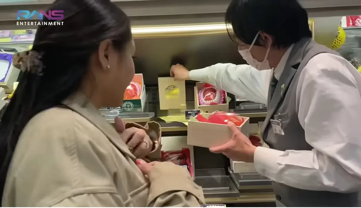 Gigi langsung memanggil penjaga toko tersebut untuk mengambil satu biji. “Satu aja ya, kita cobain segigit-segigit ya,” ujar Gigi sambil tersenyum. [Youtube/Rans Entertainment]