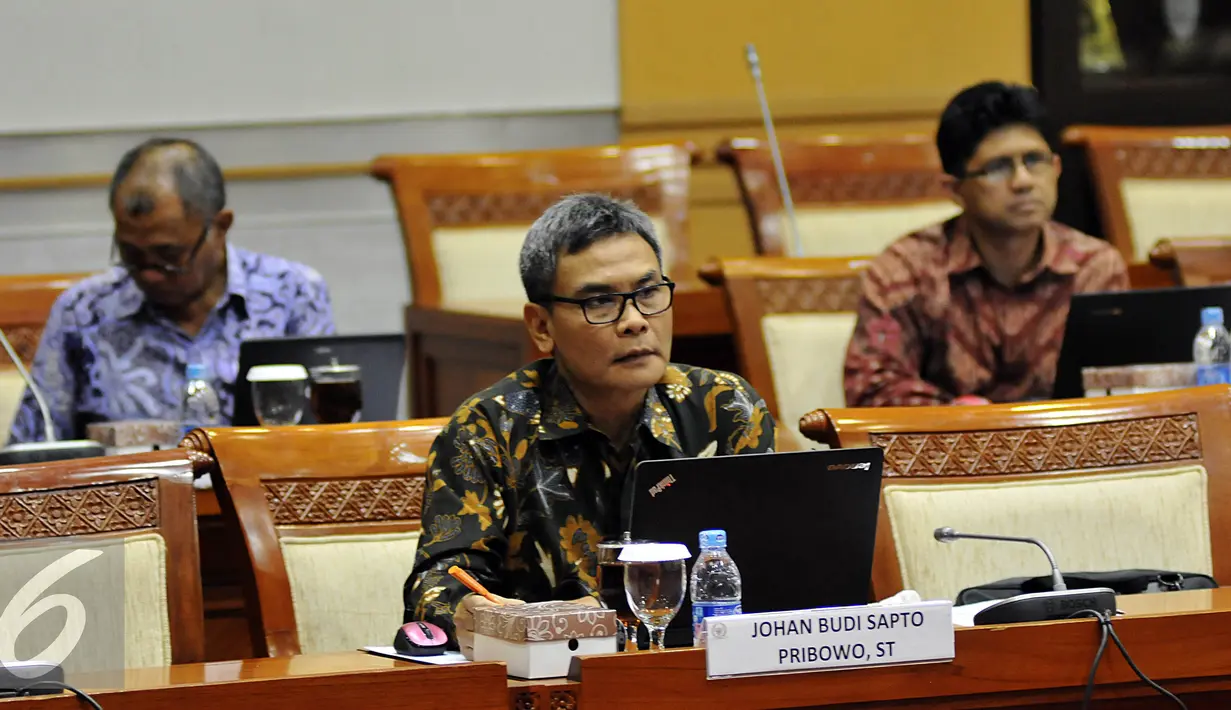 Calon Pimpinan KPK Johan Budi saat mengikuti Uji Makalah dengan Komisi III DPR, di Jakarta, Jumat (4/12). Uji makalah diikuti sembilan dari sepuluh calon pimpinan KPK, sementara satu calon lainnya Busyro Muqodas tidak hadir. (Liputan6.com/Johan Tallo)