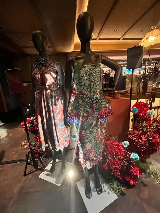 Amanda menggabungkan keanggunan tradisi dengan sentuhan kontemporer.  Kain-kain pada koleksi ini juga dilengkapi dengan bordiran khas, serta dirancang dalam desain pakaian yang cocok untuk dikenakan sehari-hari maupun sebagai statement pieces. [ Foto : Fimela.com ]