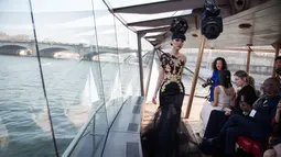 Pengunjung menyaksikan Desainer asal Vietnam Jessica Minh Anh memamerkan busana Spring-Summer 2017 rancangannya di Paris Fashion Show di Paris, Perancis, (26/1). (AP Photo / Thibault Camus)