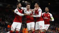 Para pemain Arsenal merayakan gol yang dicetak oleh Mathieu Debuchy ke gawang BATE Borisov pada laga Liga Europa di Stadion Emirates, Jumat (8/12/2017). Arsenal menang 6-0 atas BATE Borisov. (AP/Kirsty Wigglesworth)