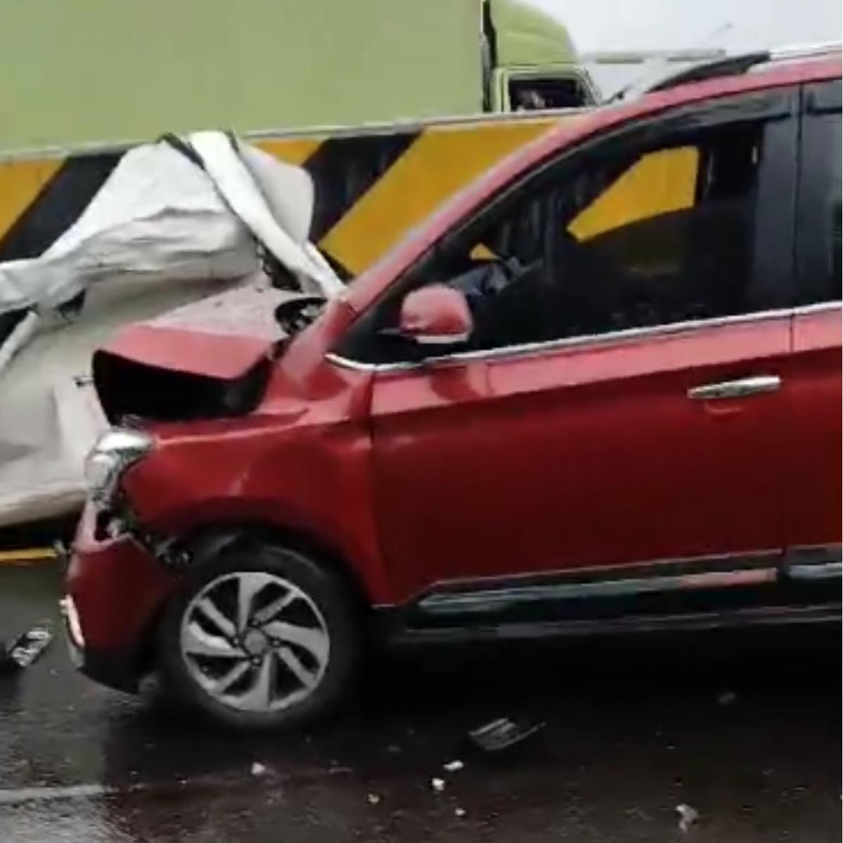 Tabrakan beruntun di Tol Cipularang