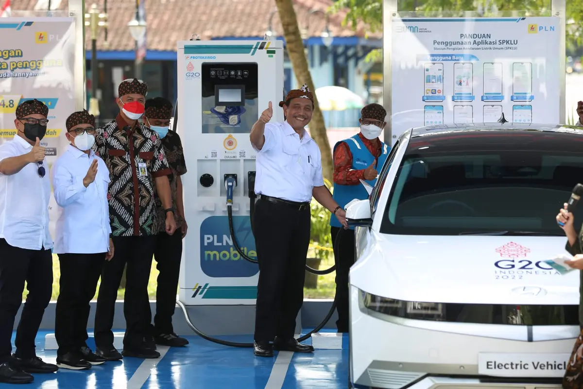 Menko Luhut meresmikan stasiun pengisian kendaraan listrik umum (SPKLU)  PT PLN (Persero) di Candi Borobudur dan Candi Prambanan