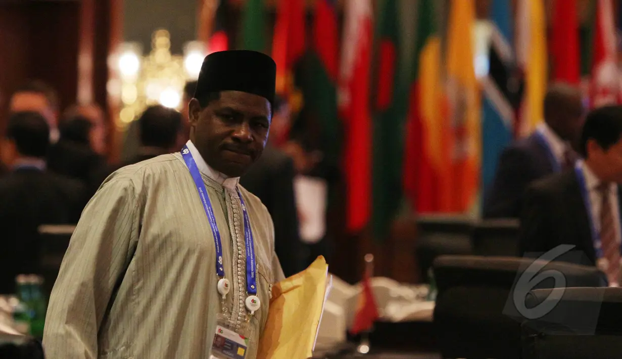 Salah satu delegasi Konferensi Asia Afrika bersiap mengikuti pembukaan Pertemuan Tingkat Menteri Asia-Afrika di Jakarta Convention Center, Senin (20/4/2015). (Liputan6.com/Herman Zakharia)