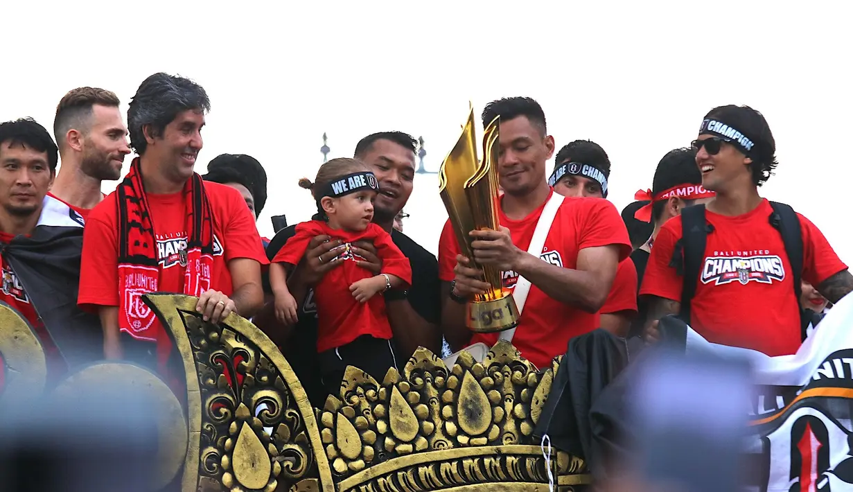 Kemeriahan parade budaya yang diadakan oleh Bali United di sepanjang Jalan By Pass Dharma Giri menuju Stadion Kapten I Wayan Dipta, Bali, Senin (23/12). Parade budaya diadakan untuk merayakan gelar juara Bali United. (Bola.com/Aditya Wany)