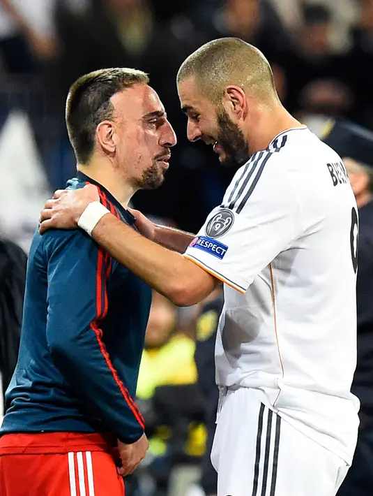 Pemain Real Madrid, Karim Benzema (kanan) berbicara dengan Pemain Bayern Munchen Franck Ribery saat semifinal leg pertama Liga Champions di stadion Santiago Bernabeu, Madrid (23/4/2014). (AFP PHOTO / Gerard JULIEN)
