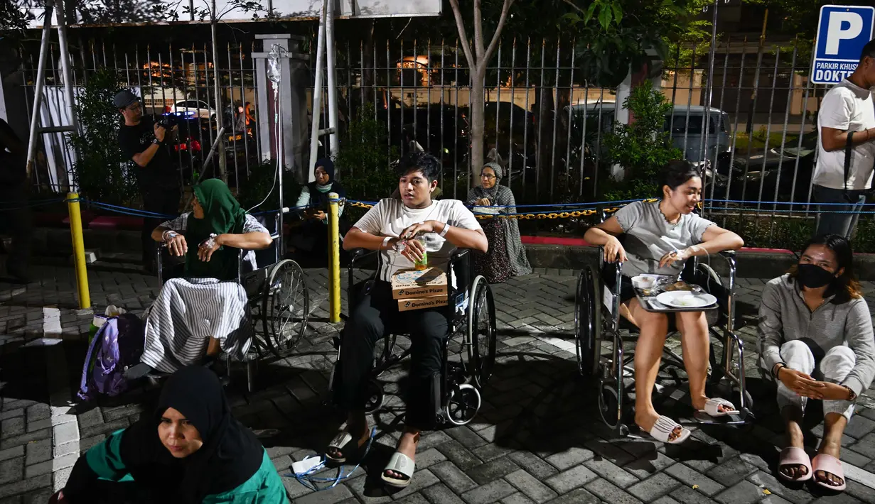 Evakuasi pasien dari gedung rumah sakit merupakan prosedur baku yang dilakukan RS Unair apabila terjadi gempa. (JUNI KRISWANTO/AFP)
