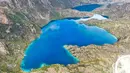 Foto drone  menunjukkan "danau hitam" dari "danau tiga warna" di Desa Puyu di Wilayah Banbar, Qamdo, Daerah Otonom Tibet, China pada 26 September 2020. "Danau tiga warna" itu terdiri dari tiga telaga yang dipisahkan bukit dan menunjukkan warna hitam, putih, serta kuning. (Xinhua/Jigme Dorje)