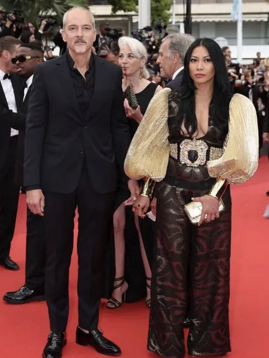 <p>Berjalan di karpet merah, Anggun mengenakan jumpsuit bermotif berleher rendah didominasi warna hitam dengan lengan puff berwarna keemas. Jumsuit dari brand&nbsp;On Aura Tout Vu&nbsp;tersebut dihiasi belt besar keemasan.&nbsp;@anggun_cipta</p>
