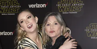 Aktris Billie Lourd mendampingi sang ibu, Carrie Fisher, di penayangan perdana ‘Star Wars: Episode VII The Force Awakens’ di Los Angeles, Amerika Serikat pada Senin (14/12/2015). Carrie Fisher merupakan Princess Leia di ‘Star Wars’. (AFP/Bintang.com)