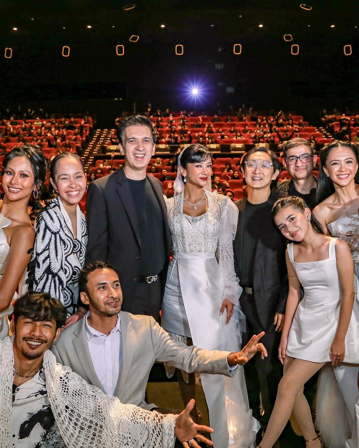 Potret Fanny Ghassani di Gala Premier Film 'SEBELUM 7 HARI', Pakai Kebaya Putih Bergaya Klasik