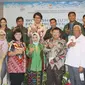 Direktur Standardisasi Kompetensi Kemenparekraf, Titik Lestari (tengah) bersama peserta Workshop Penyusunan Rancangan SKKNI, KKNI, dan Skema Okupasi Bidang Pariwisata di Lombok, Nusa Tenggara Barat, Selasa (18/10/2022). (Ist)