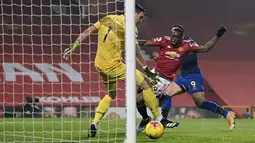 Bek Manchester United (MU), Aaron Wan-Bissaka  mencetak gol pembuka untuk timnya ke gawang Southampton bersaing memperebutkan bola dalam lanjutan Liga Inggris di Old Trafford, Rabu (3/1/2021) dini hari WIB. MU memberondong gawang Southampton dengan sembilan gol tanpa balas. (Laurence Griffiths/Pool