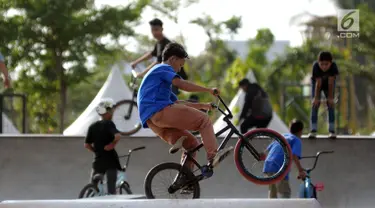 Beberapa anak mencoba memainkan sepeda di area RTH Kalijodo, Rabu (20/6). Banyaknya pilihan permainan buat anak-anak menjadikan RTH Kalijodo memiliki daya tersendiri untuk menghabiskan waktu libur bersama keluarga. (Lipiutan6.com/Helmi Fithriansyah)